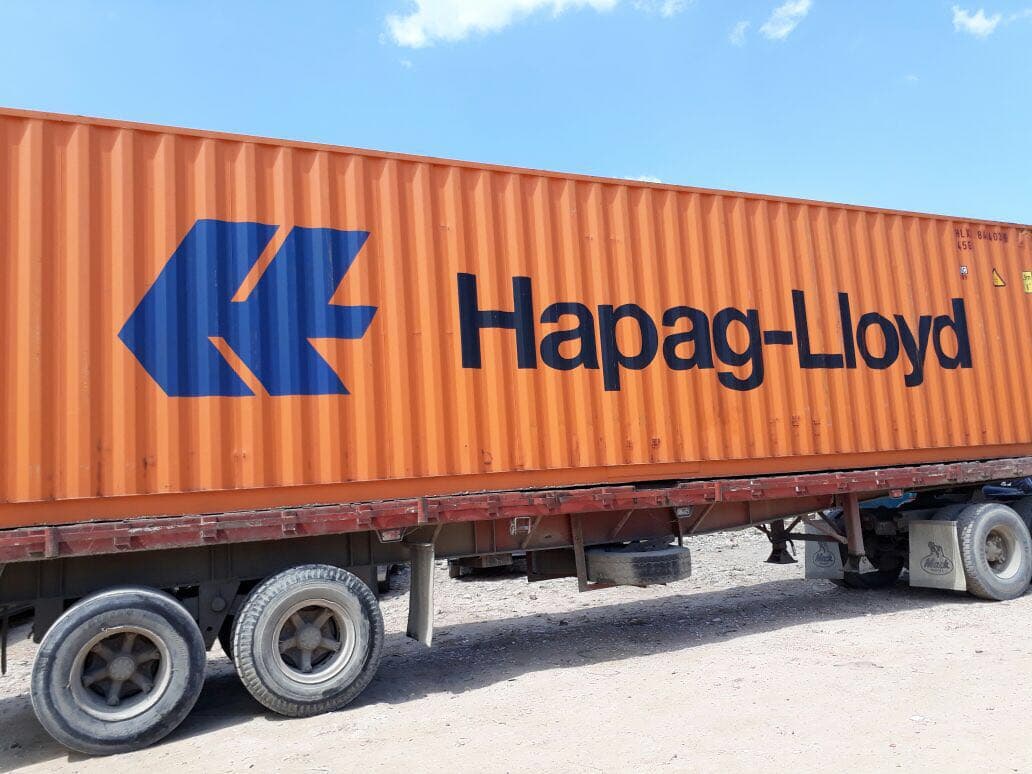 Transporte marítimo Contenedor marítimo Hapag-Lloyd sobre un semirremolque