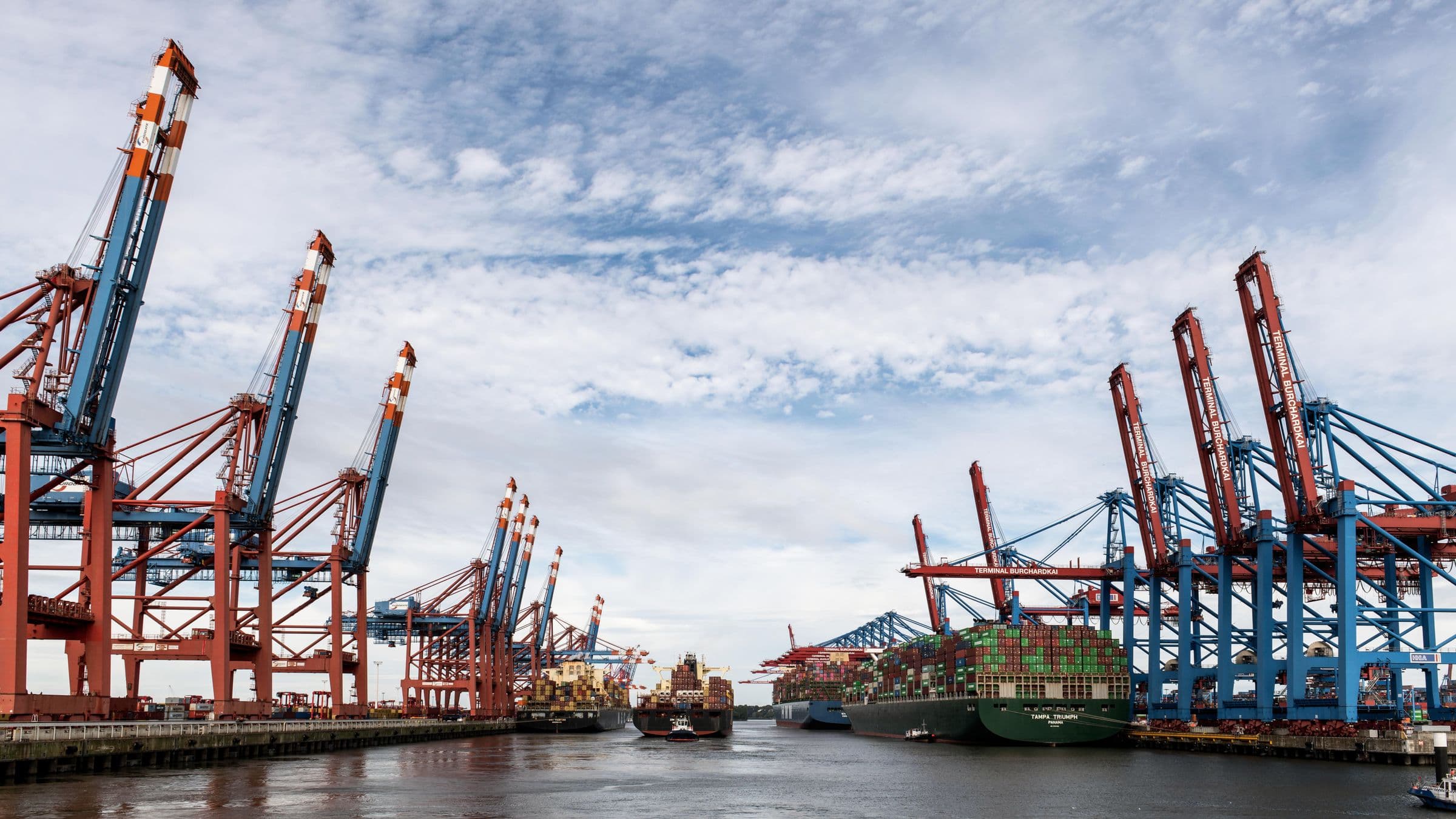 Buques, grúas y contenedores en la terminal portuaria de Hamburgo Buques, grúas y contenedores en la terminal portuaria de Hamburgo